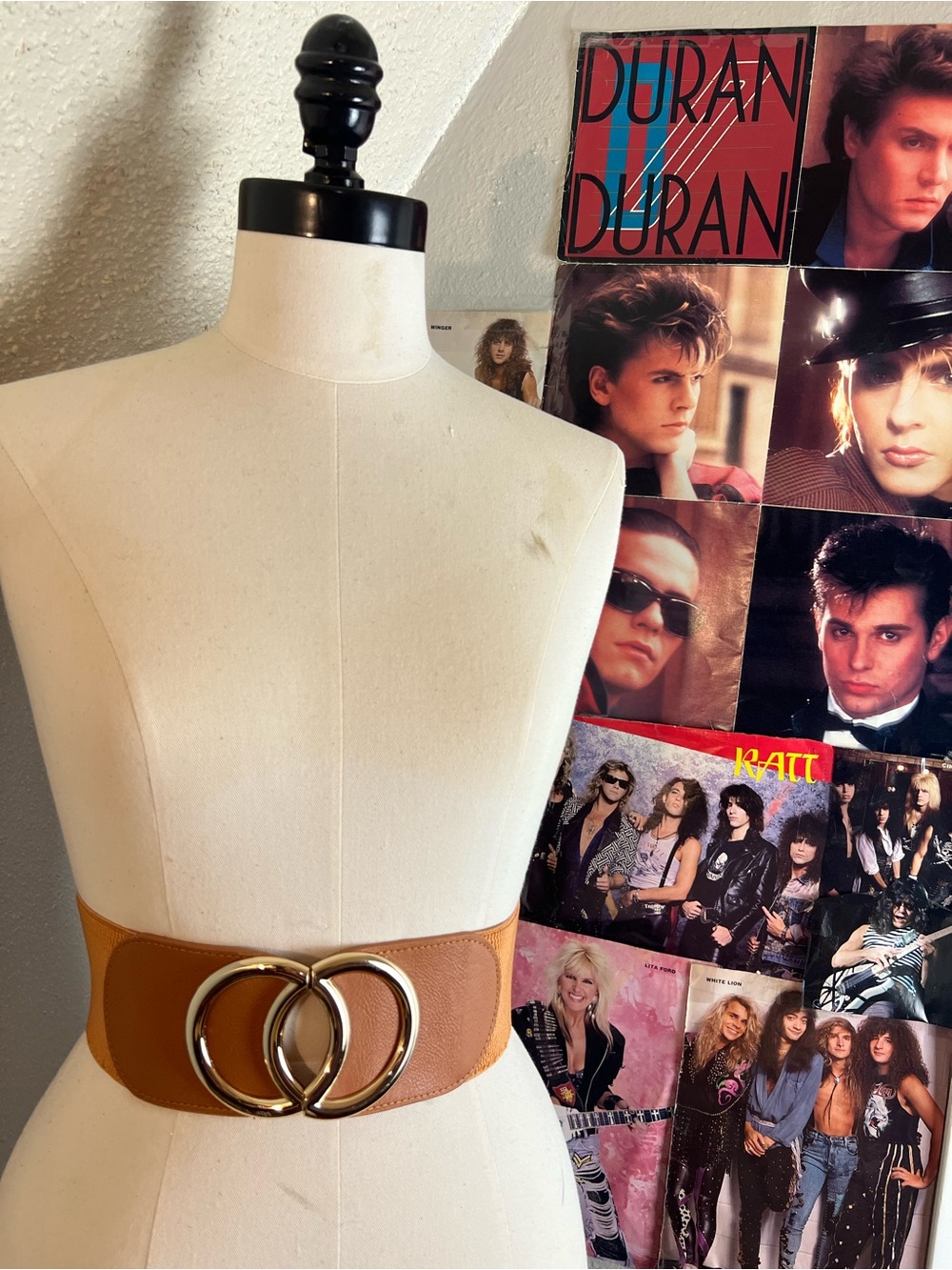 Source Unknown Tan and Brown Waist Belt with Gold Interlocking Rings